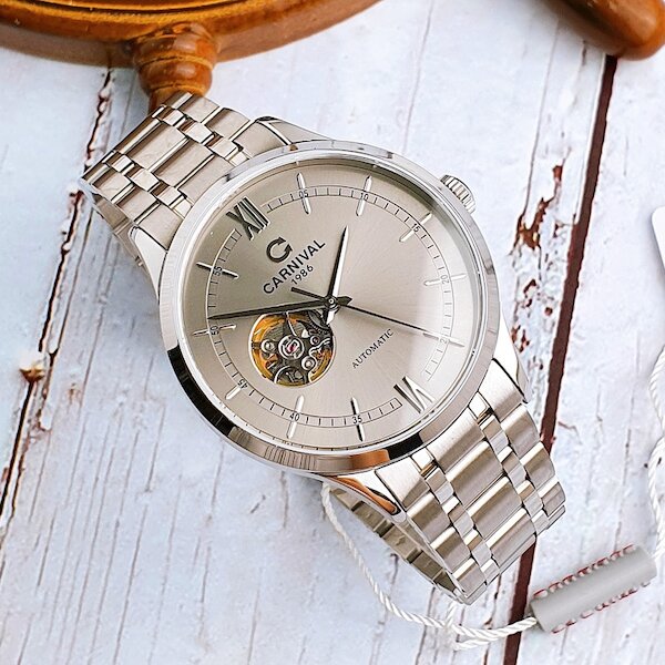 Đồng hồ Carnival mang hơi hướng Hublot