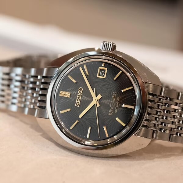 Quan sát độ sắc nét của mặt số kim và logo SeiKo