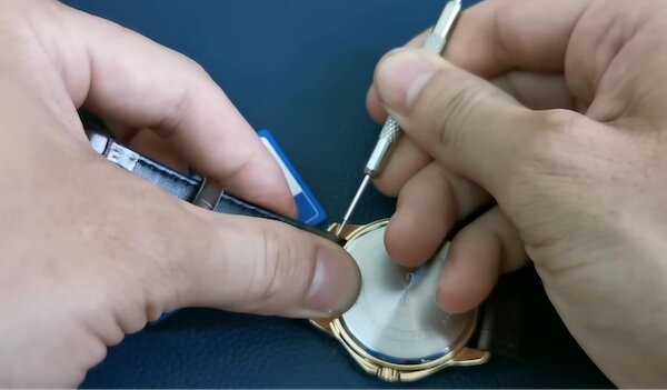 Cách tháo dây da đồng hồ truyền thống