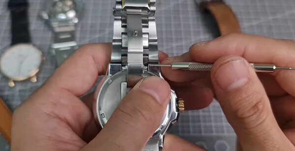Tháo dây đồng hồ kim loại