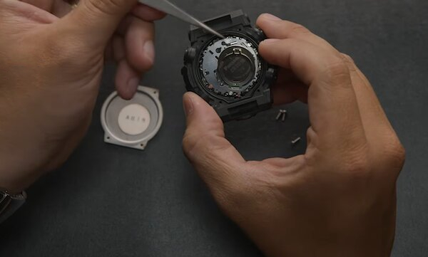 Tiến hành lắp pin vào đồng hồ