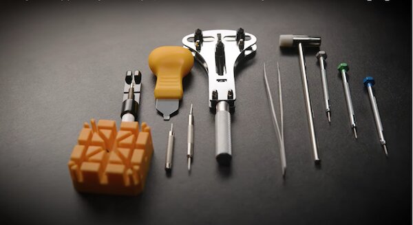 Chuẩn bị dụng cụ thay pin đồng hồ đeo tay