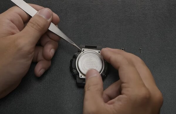 Xác định loại nắp đáy và tiến hành mở nắp lưng đồng hồ